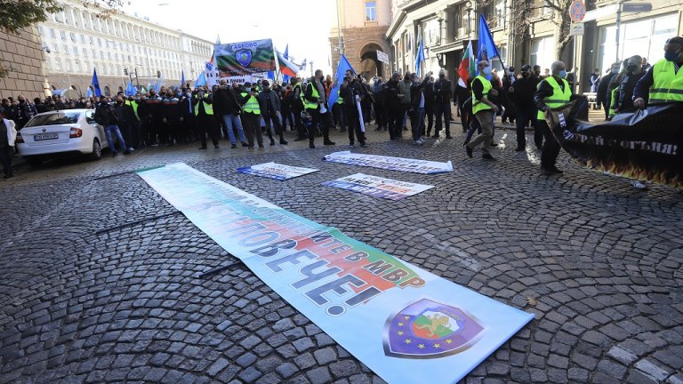 Синдикатът на служителите в МВР настоява за 30-процентно увеличение на заплатите и не иска парите да дойдат от отменените детски надбавки