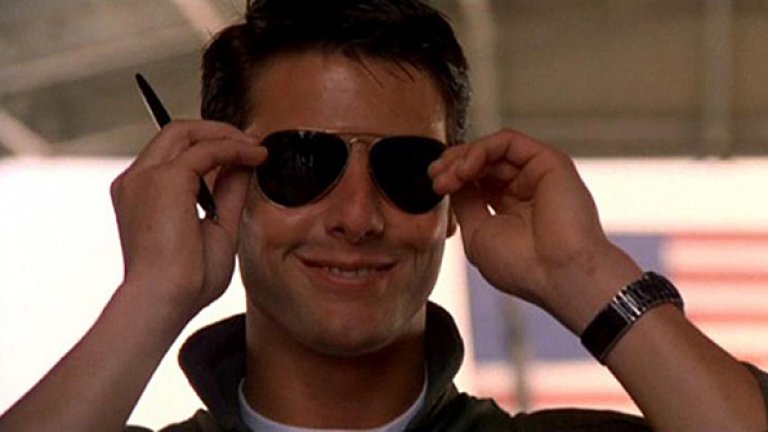 Том Круз е много богат - той има поне 450 млн. долара и живее доста охолно. Притежава няколко къщи, луксозни коли, най-скъпите мотори и собствен самолет, за чието гориво само е изхарчил 1 млн. долара. Той също така е известен с екстравагантните си подаръци - например Круз подари на бившата си съпруга Кейти Холмс собствен самолет Gulfstream, който струва 20 млн. долара