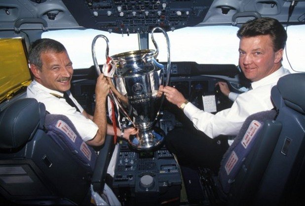 Луис ван Гаал в самолета след спечелването на Шампионската лига през 1995 г.