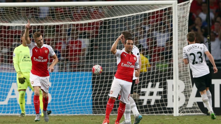 Санти Касорла ликува след гола си срещу Евертън. Арсенал спечели финала с 3:1 и грабна трофея на „Премиършип Ейжа Трофи”.