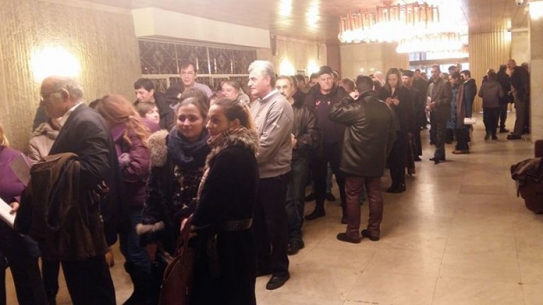 Много хора има и в посолството в Москва. Те поне чакат на топло.