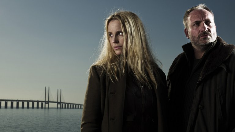 9. Bron/Broen / "Мостът" (2011 – 2018; IMDB рейтинг: 8,7)
Скандинавският сериал (датско-шведска продукция) е един от най-забележителните сериали за последното десетилетие. Криминалната история започва с едно тяло, открито точно на границата на огромния мост, свързващ Швеция и Дания. Така по един детектив и от двете държави трябва да се заеме със случая - Мартин - отегчен от живота си баща и женкар; и Сага - работохолик до мозъка на костите със синдром на Аспергер. Сериалът е напрегнат, интересен, мрачен (дори циничен) и откровен до болка в показването на това, което останалите биха скрили. И определено си заслужава гледането. 