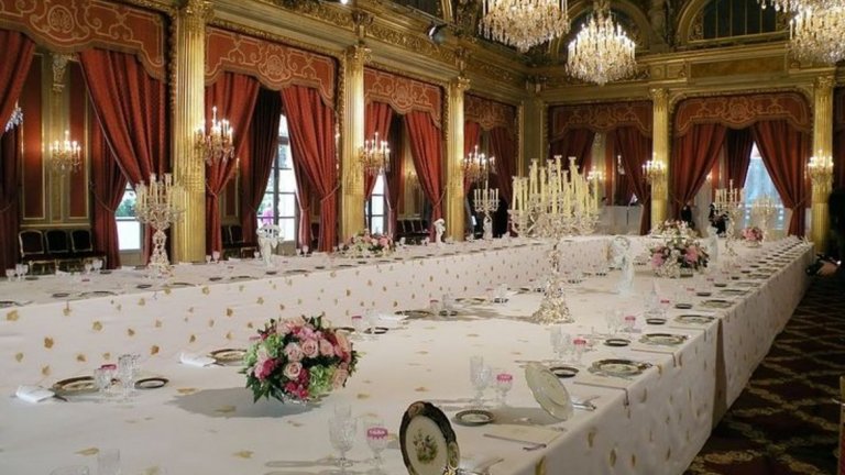 Най-внушителното пространство от разкошния интериор е т.нар. Зала за празненства (Salle des Fetes), в която всеки новоизбран президент полага клетва. Това е и официалната зала за конференции и приеми.