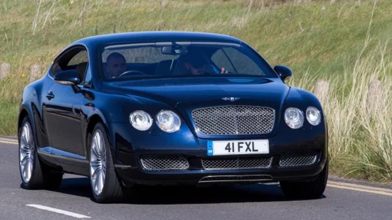 "Скромният" Салах има Bentley, Lamborghini Aventador и... Toyota