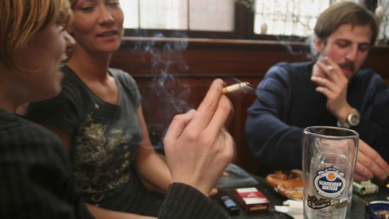 У нас мъжете пушат средно по 17 цигари на ден, а жените - по 13. 