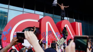 Убийството на тъмнокожия Джордж Флойд от полицай в Минеаполис отново разпали искрата на недоволството от подобни случаи. В много градове в САЩ започнаха протести. Кадри от тях ви предлагаме в галерията:
Протест пред централата на CNN в Атланта, Джорджия.