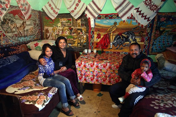 Както се очаква, политиците палят най-големите страхове от ромите