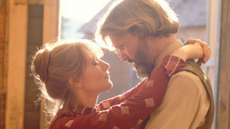 14.Райската порта (Heaven's Gate) – 1980 г.
Загуби - $102,87 млн.
Провалът на този филм е епохален и комплексен. Във втората половина на 70-те години Майкъл Чинимо се смята за един от най-перспективните режисьори на Холивуд. През 1979 г. неговият „Ловец на елени” взима Оскар за най-добър филм и най-добра режисура и всички очакват следващия проект на Чимино. Той решава да възкреси стар свой проект за епичен уестърн. През пролетта на 1979 г. на проекта е дадена зелена светлина, като за главните роли са ангажирани популярните тогава Крис Кристоферсън, Изабела Юпер и Кристофър Уолкън. Снимките стартират през април и приключват чак през март 1980 г. Чимино успява да заснеме около 220 часа суров материал, като заради маниакалното си поведение на снимачната площадка получава прозвището „Аятолаха”. Към този момент проектният бюджет вече е нахвърлен двойно. Няколко месеца по-късно Чимино показва на собствениците на студиото United Artists работна версия с продължителност пет часа и половина. След като е заплашен с уволнение, ако не успее да вкара лентата в разумни времеви граници, режисьорът прекарва следващите няколко месеца в монтаж и успява да докара произведението си до 219 минути. Премиерата през ноември 1980 г. е трагична и Чимино отново започва да монтира филма си от нулата. През април 1981 г. в разпространение е пусната версия с продължителност 149 минути, но критиката я унищожава с обвинението, че е хаотична и несвързана. „Райската порта” е в разпространение само две седмици и филмът повече не е показван по кината.
За Чимино това е практическия край на кариерата му като топ холивудски режисьор, а големите студиа започват да избягват да правят високобюджетни уестърни. През 2012 г., обаче в рамките на филмовия фестивал във Венеция е показана 216 минутна режисьорска версия на филма, която е обявена за брилянтна. Явно Чимино е имал нужда от няколко десетилетия за да сглоби творбата си.