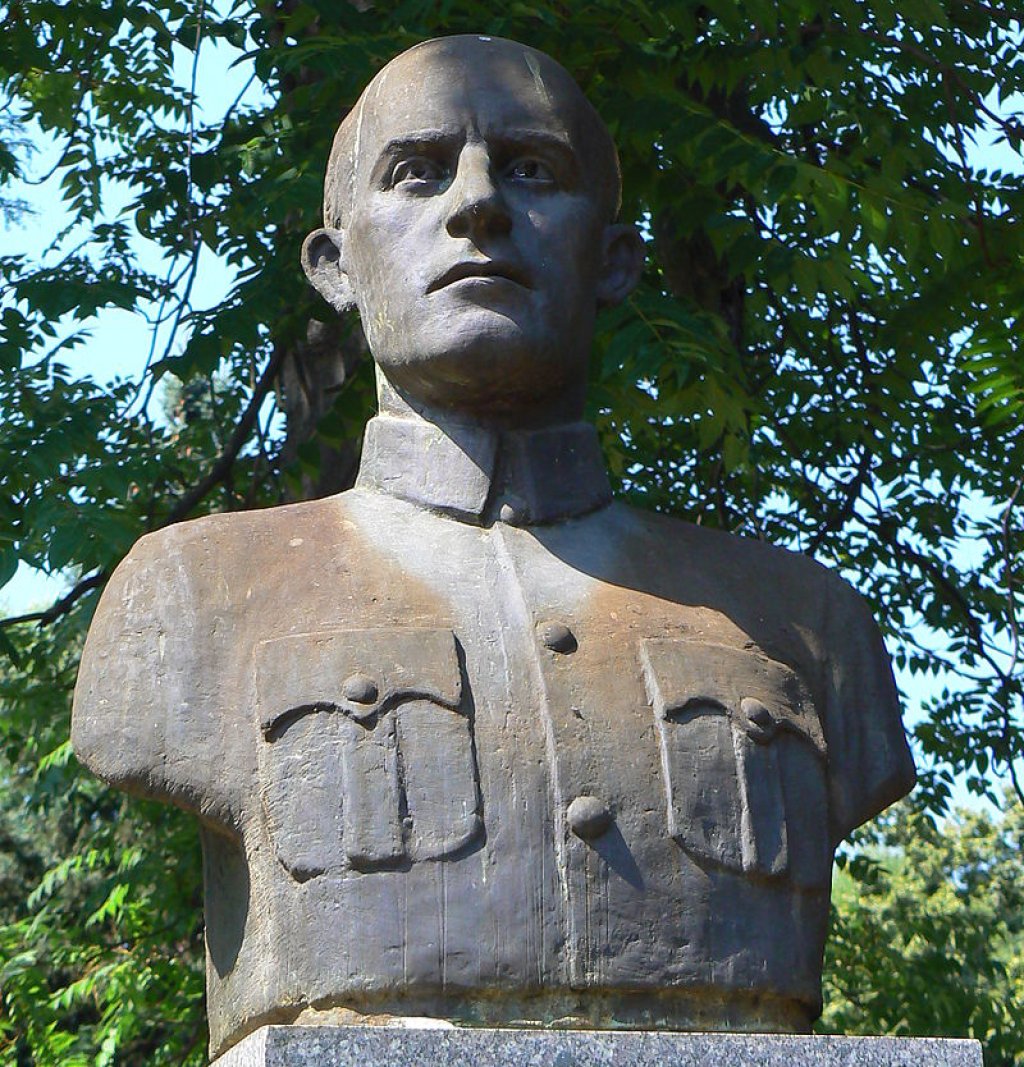 800px-Ivan-Mihailov-monument-closeup