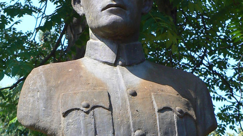 800px-Ivan-Mihailov-monument-closeup