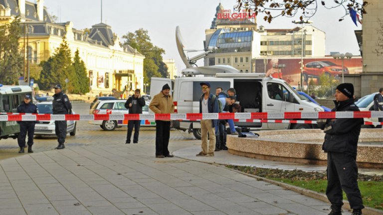 Малко преди 15.00 ч. вчера жената се самозапали пред президентството, докато вътре се провеждаха консултации