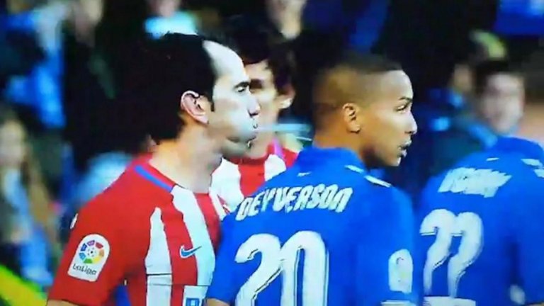 Атака с издебване отзад
Когато заплюеш някого лице в лице, това може да мине за мъжка постъпка. Но ако го издебнеш отзад? Именно това се случва в двубоя между Алавес и Атлетико (Мадрид), завършил без гол в испанската Първа дивизия. Първоначално бразилският нападател на домакините Дейверсон наплюва във физиономията, както си му е редът, персоналния си пазач Диего Годин. Уругваецът обаче не му остава длъжен, догонва го в гръб след няколко секунди и му вкарва значително количество от устните си секрети във врата. „Срамно и тъжно за футбола...“, гласят коментарите след мача. За зла участ на двамата, видеото с гнусотията се оказва отлично заснето от телевизионните камери и обикаля света.