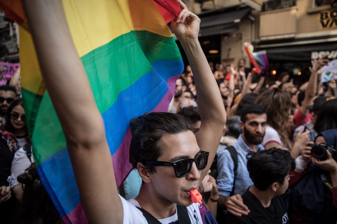 Полицията разпръсна с палки и сълзотворен газ гей парада в Истанбул