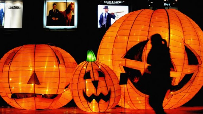 Повечето от нас се държат като типични тикви с изрязани усмивки на лицата, които ни подхождат само по време на празниците