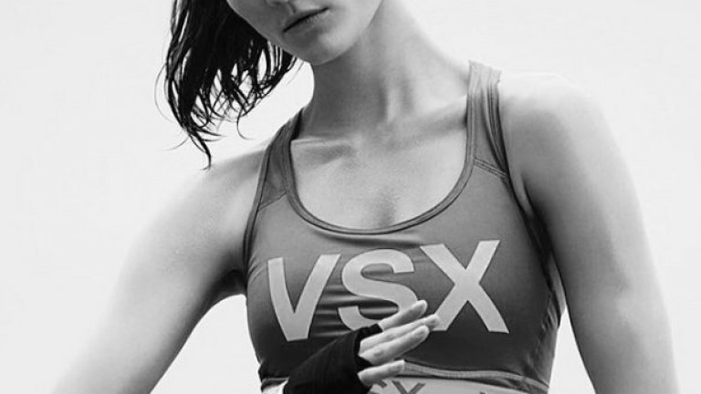 Самата Моника разпуска с бойни изкуства.