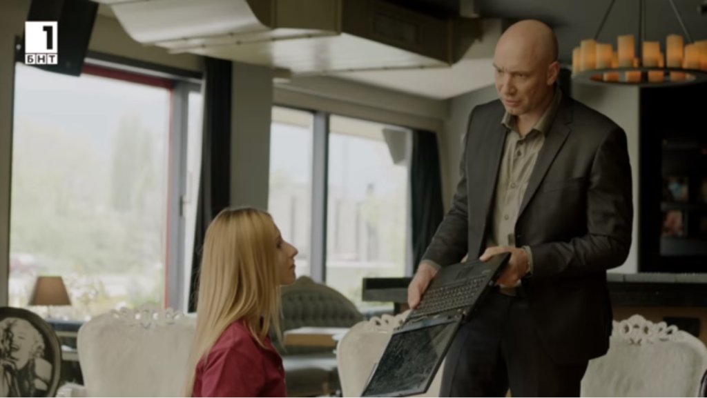 Добре че успя, тъй като в нея се съдържаше досието му като полицай - нещо, което със сигурност щеше да има унищожителен ефект, предадено в ръцете на Иво Андонов