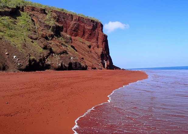 Червеният плаж на остров Рабида, част от Галапагоските острови