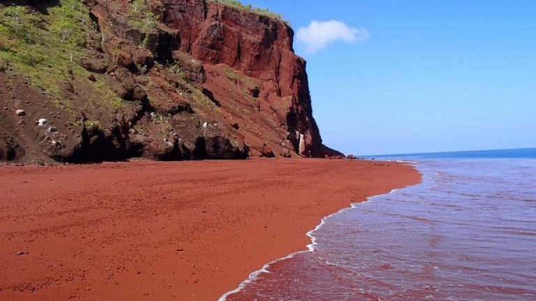 Червеният плаж на остров Рабида, част от Галапагоските острови