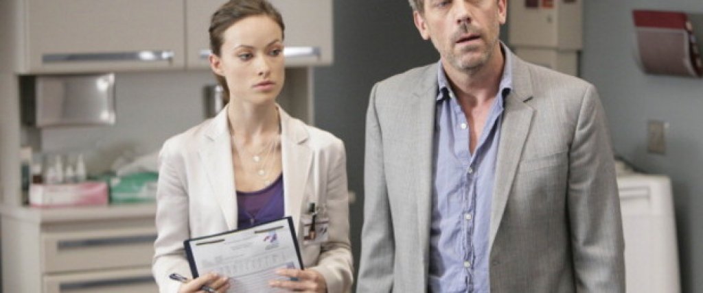 5. House / "Доктор Хаус" (2004-2012; IMDB рейтинг: 8,8)
Телевизията познава много персонажи, блестящи с циничната си гениалност и заядливото си настроение, но този, който направи такива образи популярни, беше доктор Грегъри Хаус - може би ролята на живота за британския актьор Хю Лори. Заядлив и притежаващ режеща ирония, той разкрива едни от най-заплетените заболявания, които аудиторията е виждала на екран. А покрай него е и екипът му, шефът на болницата д-р Къди (с която имат специфична love-hate връзка) и най-добрият му приятел - д-р Уилсън, опитващ се да предпази човешкото отношение на Хаус. Един от чаровете на сериала е, че човек може да го следи последователно или да гледа случайно избрани епизоди от него, просто за удоволствие. Каквото и да е, House определено е един от запомнящите се сериали в историята на телевизията.