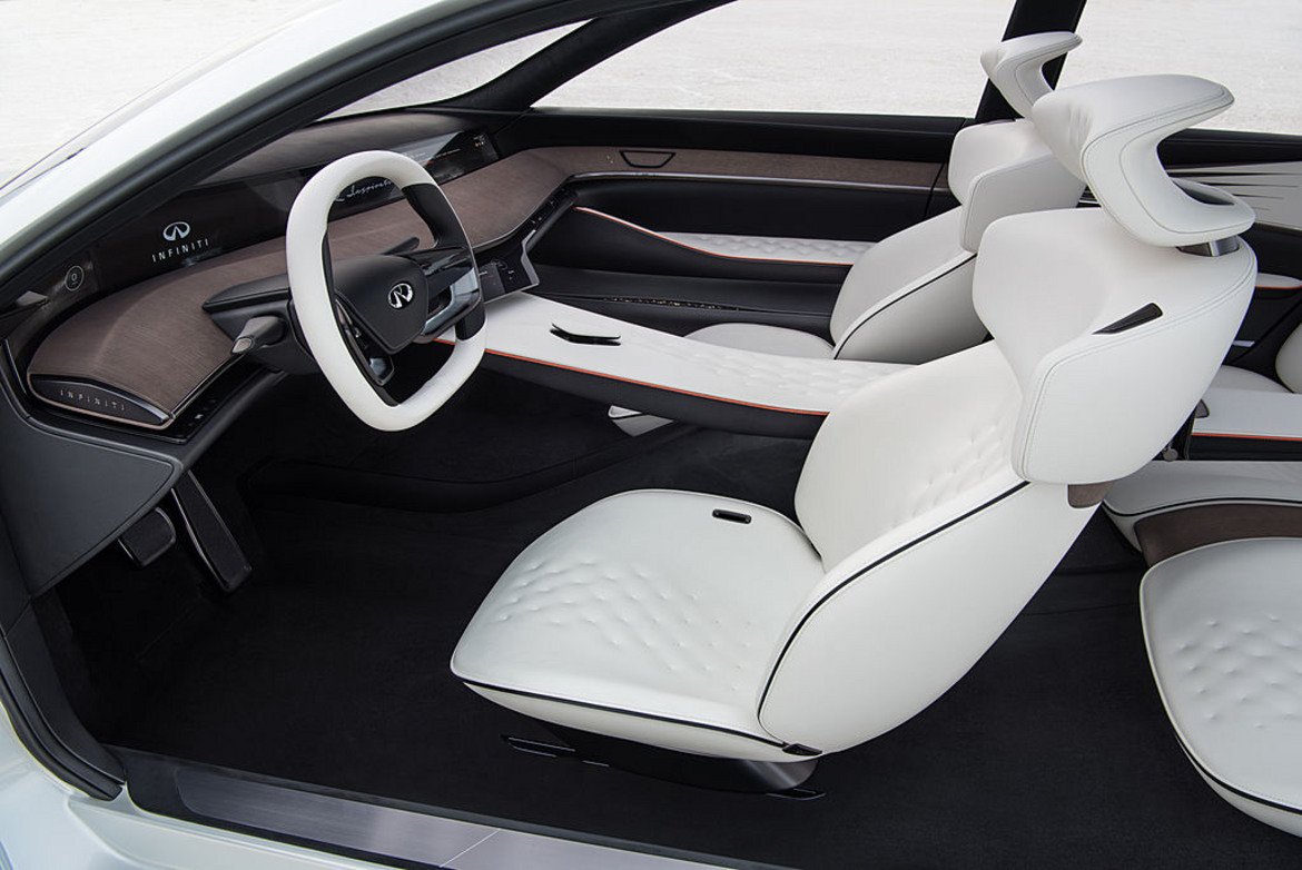 Q Inspiration се разграничава от класическата форма на седан със своята визия, наподобяваща тази на купе, и издължен силует. Дизайнът е минималистичен, прецизен и изчистен. Оборудван с VC-Turbo технологията на Infiniti, концептът съчетава мощността на бензинов силов агрегат с турбокомпресор с въртящия момент и ефективността на хибриден или дизелов двигател.