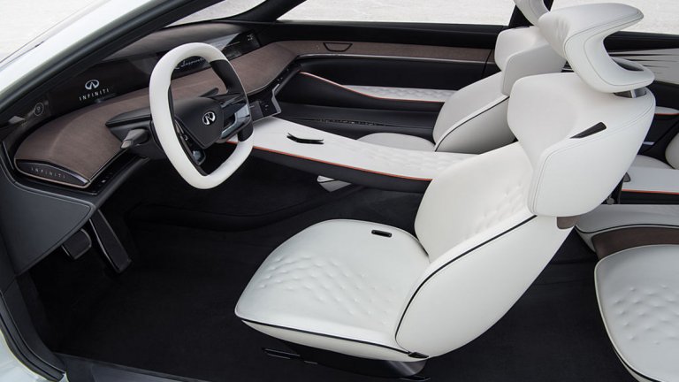 Q Inspiration се разграничава от класическата форма на седан със своята визия, наподобяваща тази на купе, и издължен силует. Дизайнът е минималистичен, прецизен и изчистен. Оборудван с VC-Turbo технологията на Infiniti, концептът съчетава мощността на бензинов силов агрегат с турбокомпресор с въртящия момент и ефективността на хибриден или дизелов двигател.