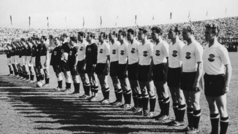 3. Четири пъти на световно

След Втората световна война футболът в Швейцария тръгва напред. Шампионатът на елитната Лига А е изключително интригуващ, като за първите десет сезона титлата е спечелена от девет различни отбора! Националният тим се класира на световното в Бразилия през 1950 г., където удържа сензационно равенство 2:2 срещу бразилските домакини в Сао Пауло с два гола на капитана си и голмайстор на Сервет Жак Фатон. Швейцарците получават честта да организират световното през 1954 г., където в групата си бият два пъти Италия (2:1, 4:1 в допълнителен мач за второто място в Базел). В четвъртфинала с Австрия двата отбора поставят рекорд за най-много голове, след като швейцарците повеждат с 3:0, но накрая в намален състав отстъпват с 5:7. По-късно върналият се на поста Карл Рапан успява да класира състава на световното в Чили през 1962 г. след мач бараж срещу вицешампиона Швеция (2:1) в източната част на Германия, точно зад току-що построената Берлинска стена. На финалите в Южна Америка тимът губи и трите си мача от групата, същото става и на мондиала през 1966 г. Преди първия мач срещу ФРГ, загубен с 0:5, треньорът Алфредо Фони спипва трима от футболистите си в самоотлъчка с две английски момичета и ги изхвърля от отбора. След прегрешилите е и бъдещият национален селекционер Коби Кюн.