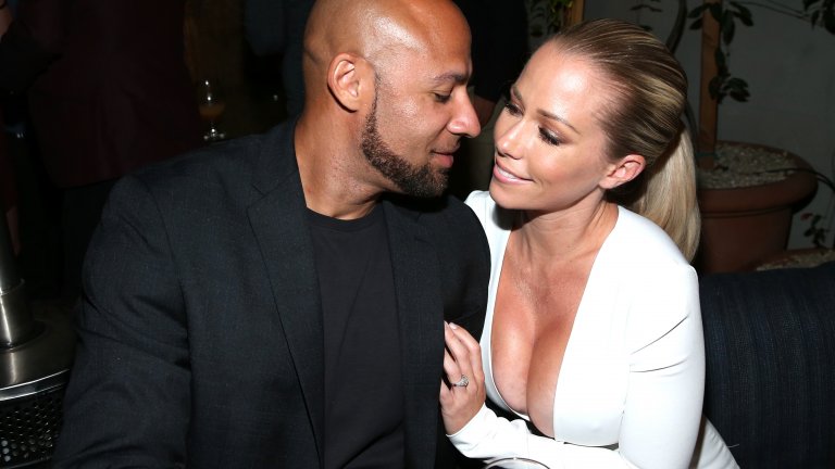 Благодарение на работата си за “Филаделфийските орли“ Кендра се запознава с бъдещия си съпруг - Ханк Баскет. Началото на връзката им в никакъв случай не е лесно, но двамата непрекъснато си говорят по Skype и постепенно започват да прехвърчат все повече и повече искри. Уилкинсън отново вкарва в сила своята откровеност и пред Cosmopolitan заявява, че когато се стигнало до онлайн секс, осъзнала, че нещата се сериозни.