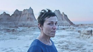 Nomadland ("Земя на номади")
Metacritic:  96
Rotten Tomatoes: 96% 
Историята на Фърн (Франсис Макдормънд), жена в 60-те си години, която губи всичко по време на икономическата криза 2007-2009 г. и се отдава на пътешествие със своя ван из американския Запад. Точно като един съвременен номад. Филмът на режисьорката Клои Жао вече спечели "Златен лъв" на фестивала във Венеция, както и наградата на публиката на фестивала в Торонто. Броим го за 2020-а не само защото вече мина през редица фестивали, но и защото в някои държави ще се появи още преди края на годината. А за него ще слушаме все повече в идните месеци.