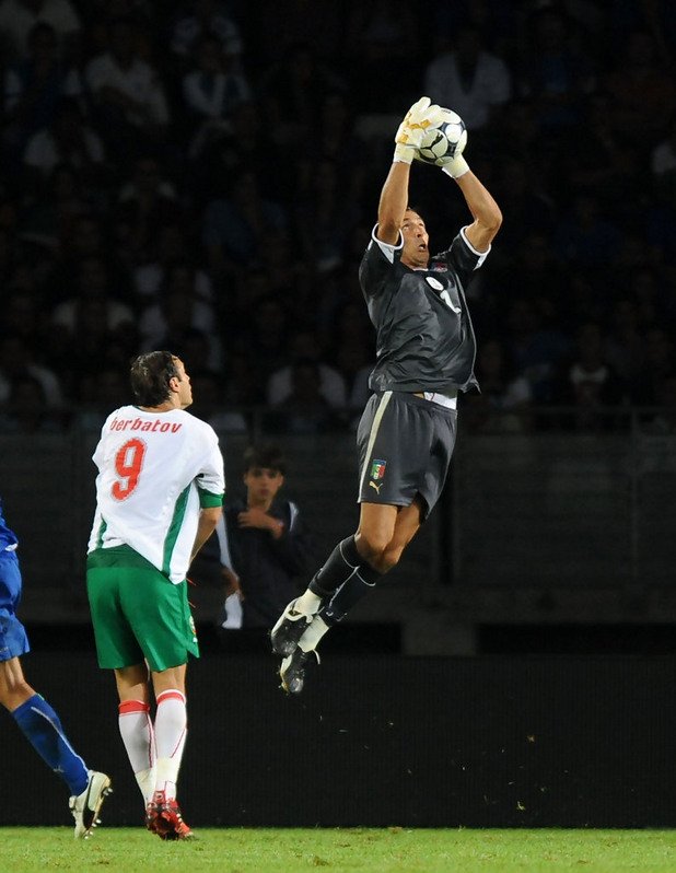 Буфон срещу Бербатов при последната им среща. Пак победи Италия - 2:0 на 6 септември 2009 г. в Торино. И пак без гол за българина.