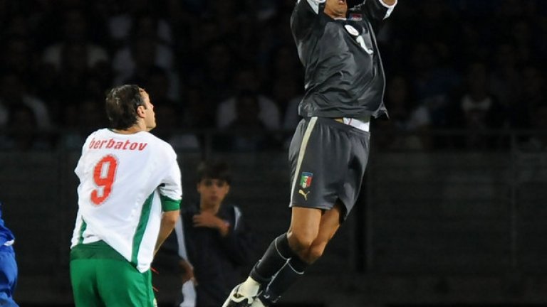 Буфон срещу Бербатов при последната им среща. Пак победи Италия - 2:0 на 6 септември 2009 г. в Торино. И пак без гол за българина.