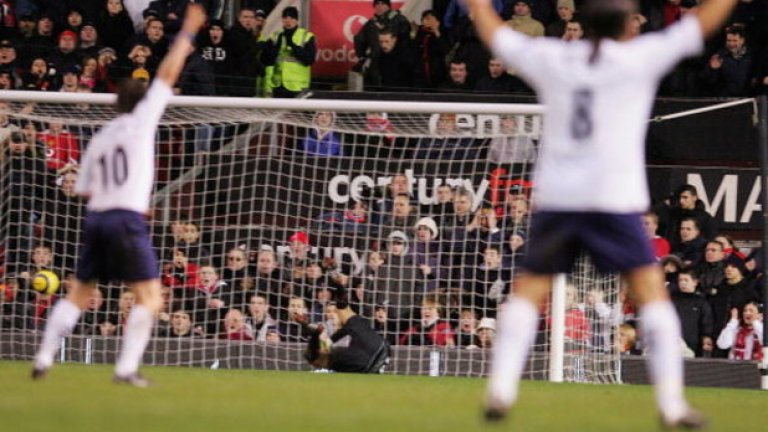 Един пример и от Висшата лига - през 2005 година Педро Мендес отбелязва за Тотнъм срещу Манчестър Юнайтед от около 50 метра. Топката очевидно преминава голлинията, но нито един от съдиите отново не вижда гола