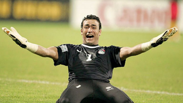 Със 153 мача вратарят е рекордьор по участия за Египет. Само Буфон, Касияс и саудитецът Мохамед Ал-Деая имат повече двубои за своите страни