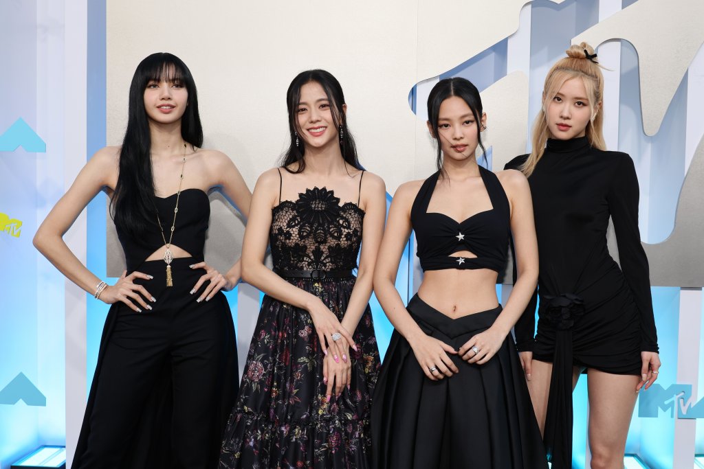Френската класика
На черното не се наситиха и K-pop групата Blackpink, които предпочетоха да изглеждат елегантно в тоалетите на френските модни къщи пред това да скандализират присъстващите с модни експерименти. Момичетата бяха облечени в Dior, Chanel, Saint Laurent и Celine.
