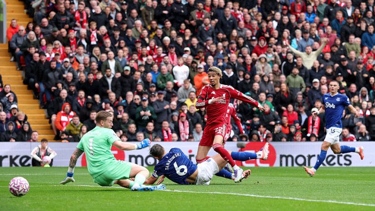 Ливърпул продължава победната серия, след като надви Евертън