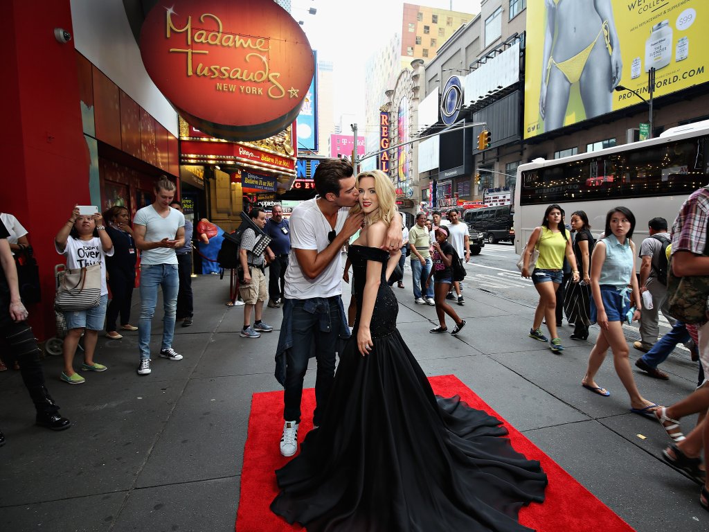 Разбира се, в присъствието на много фенове