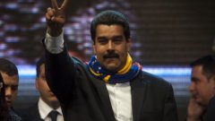 Венецуелският държавен глава Николас Мадуро отмъщава на САЩ и забранява влизането в страната за редица американски държавни служители, включително и на бившия президент Джордж Буш