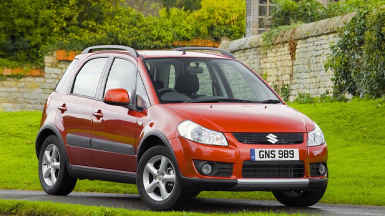 Suzuki SX4 е на границата на кросоувърите и хечбек моделите. Версията седан се появи година след дебюта на модела – през 2007-а.