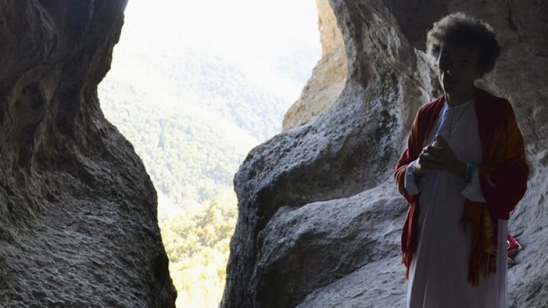 Утробата е едно от най-мистичните тракийски светилища на наша територия. Всеки ден по обед слънчевите лъчи проникват във вътрешността, изпълнявайки символичен акт на оплождането. Владимир Овсянников от Русия се е за майстор-пазител на пещерата и ежедневно прекарва дълги часове в медитация.