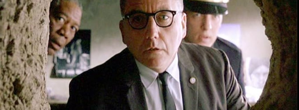 “Изкуплението Шоушенк”
Въпреки че по много параграфи сценарият на “Изкуплението Шоушенк” е блестящ, в края на филма има една дупка в сюжета, която боде очи. Гледалите драмата знаем, че главният герой Анди се измъква от затвора през тунел, който е изкопал тайно и го е криел зад плакат на Ракел Уелч.
Когато полицията влиза в килията на Анди да го търси, един от служителите вижда залепения постер, вдига го и зад него намира тунела за бягство. Любопитното обаче е как Анди е успял отново да върне плаката на място му, след като вече е бил в тесния тунел и е драпал към свободата.