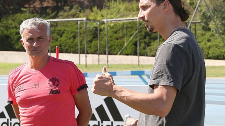 Бившият шведски национал проведе продължителен разговор с мениджъра Жозе Моуриньо и Майкъл Карик, който приключи кариерата си и се присъедини към щаба на португалеца.