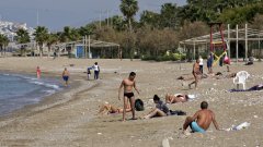Властите в Атина налагат нови мерки за ограничение на заразата от влизащи в страната туристи