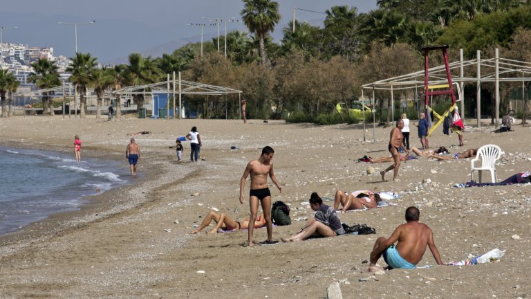 Властите в Атина налагат нови мерки за ограничение на заразата от влизащи в страната туристи