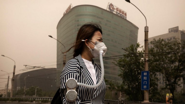 Повечето граждани в Пекин не излизат от вкъщи без маски последните два дни