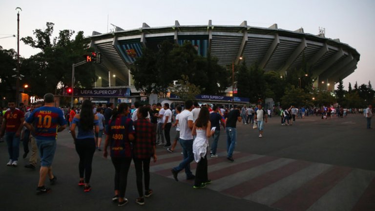 Атмосферата около стадиона преди мача