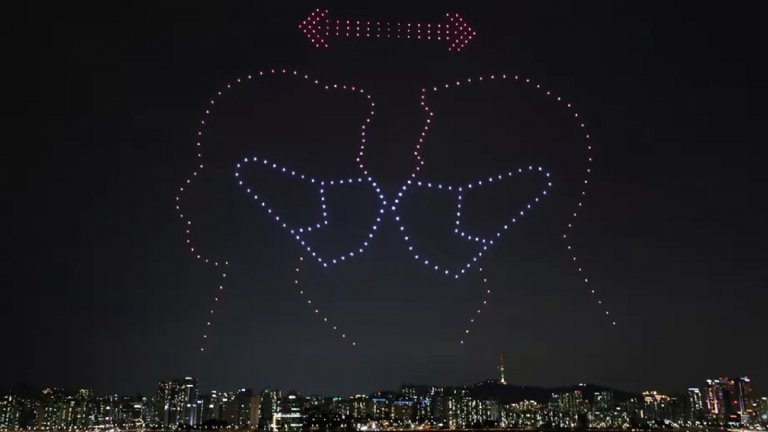 Светлинно шоу с 300 дрона в Сеул напомня за спазване на мерките срещу COVID-19