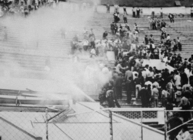 24 май 1964 година Известната като „Трагедията в Лима“ е най-голямата трагедия, свързана с футбола и до днес. През 64-та Перу приема Аржентина в битка за oлимпийскитe игри в Токио. Аржентина повежда с 1:0, а шест минути преди края на редовното време гол на домакините е отменен. Това кара феновете да нахлуят на терена. Полицията използва газови гранати, за да предотврати последващо нахлуване. Обгазени, привържениците на Перу се опитват да излязат от стадиона, но някои от входовете са затворени. Под натиска на хилядите зрители вратите най-накрая се отварят, но 328 човека намират смъртта си, сгазени или задушени по стълбите към изходите. Всички, останали на стадиона, са оживели. Впоследствие Перу решава да намали капацитета на националния си стадион от 53 000 на 42 000 зрители, но отново прави разширение до 47 000 за Копа Америка през 2004-а.