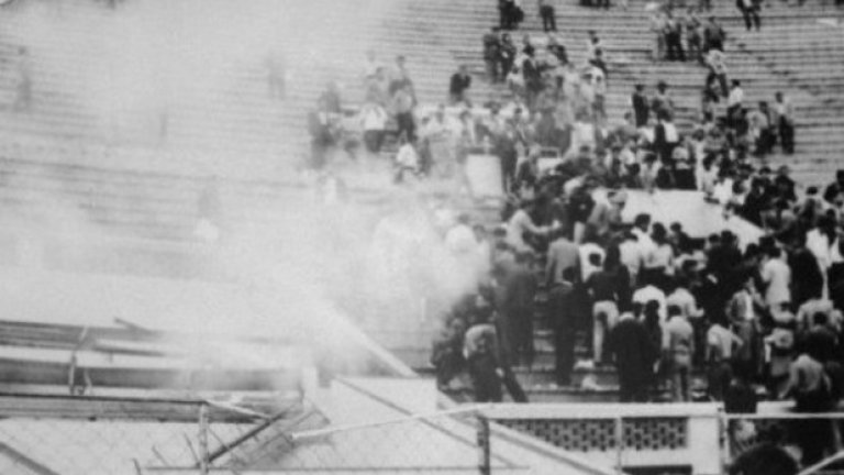 24 май 1964 година Известната като „Трагедията в Лима“ е най-голямата трагедия, свързана с футбола и до днес. През 64-та Перу приема Аржентина в битка за oлимпийскитe игри в Токио. Аржентина повежда с 1:0, а шест минути преди края на редовното време гол на домакините е отменен. Това кара феновете да нахлуят на терена. Полицията използва газови гранати, за да предотврати последващо нахлуване. Обгазени, привържениците на Перу се опитват да излязат от стадиона, но някои от входовете са затворени. Под натиска на хилядите зрители вратите най-накрая се отварят, но 328 човека намират смъртта си, сгазени или задушени по стълбите към изходите. Всички, останали на стадиона, са оживели. Впоследствие Перу решава да намали капацитета на националния си стадион от 53 000 на 42 000 зрители, но отново прави разширение до 47 000 за Копа Америка през 2004-а.