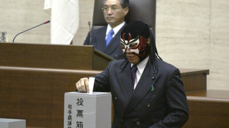 8. The Great Sasuke
Великият Сасуке е вторият японски пример, но той е любопитен с друго. През кариерата си той носи традиционна кеч маска, която отказва да свали, дори когато през 2003-а е избран в народното събрание на префектурата Ивате. Това го превръща в първия маскиран законотворец в историята, но не и без доста спорове по темата. 
Сасуке все пак е преживял доста контузии през живота си, в това число на два пъти е чупил и черепа си, така че едва ли недоволство срещу маската му го е трогнало. През 2007-а се опитва да стане губернaтор на префектурата, но не успява.