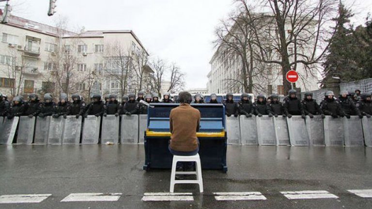 Пианистът Маркиян Матсех свири на един от протестите в Украйна срещу президента Виктор Янукович
