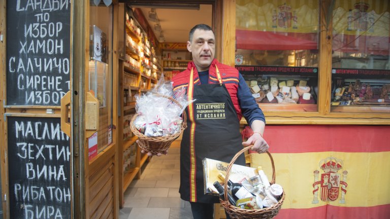 Когато го питам как е дошла идеята да отвори магазин за испански стоки в София, казва, че тя се е появила, тъй като е „чревоугодник".